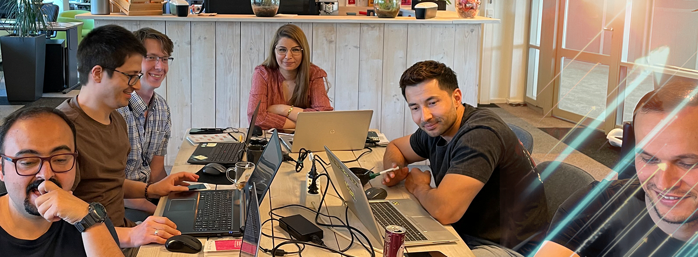 Headerafbeelding van mensen die een workshop bijwonen om softwareontwikkeling op tijd en binnen budget te leveren